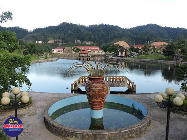 Bức tranh hữu tình ở trung tâm huyện Tây Giang - Ảnh: Thanh Ly